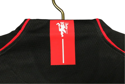 https://cdn.shopify.com/s/files/1/0826/7228/8075/files/20072008-manchester-united-aig-black-away-retro-kit-classickits433-414890.webp?v=1741197742