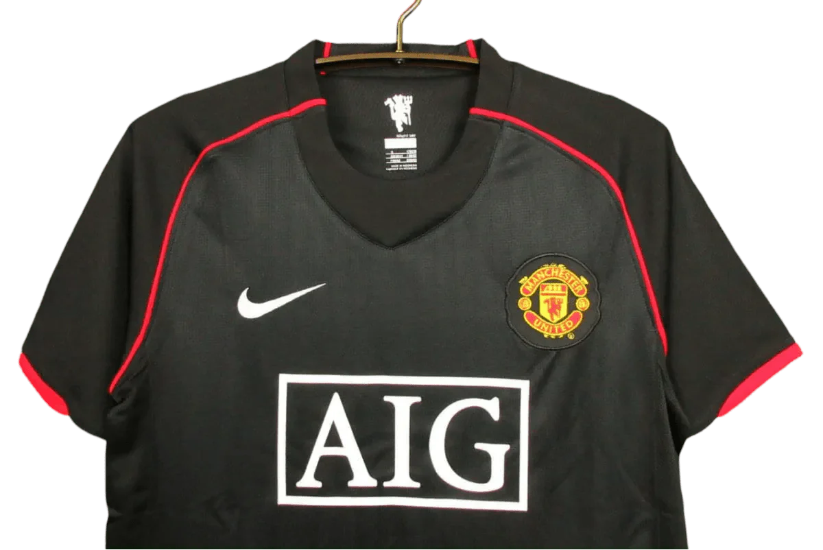 https://cdn.shopify.com/s/files/1/0826/7228/8075/files/20072008-manchester-united-aig-black-away-retro-kit-classickits433-937917.webp?v=1741197742