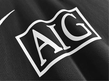 https://cdn.shopify.com/s/files/1/0826/7228/8075/files/20072008-manchester-united-aig-black-away-retro-kit-long-sleeves-classickits433-170388.webp?v=1741197745