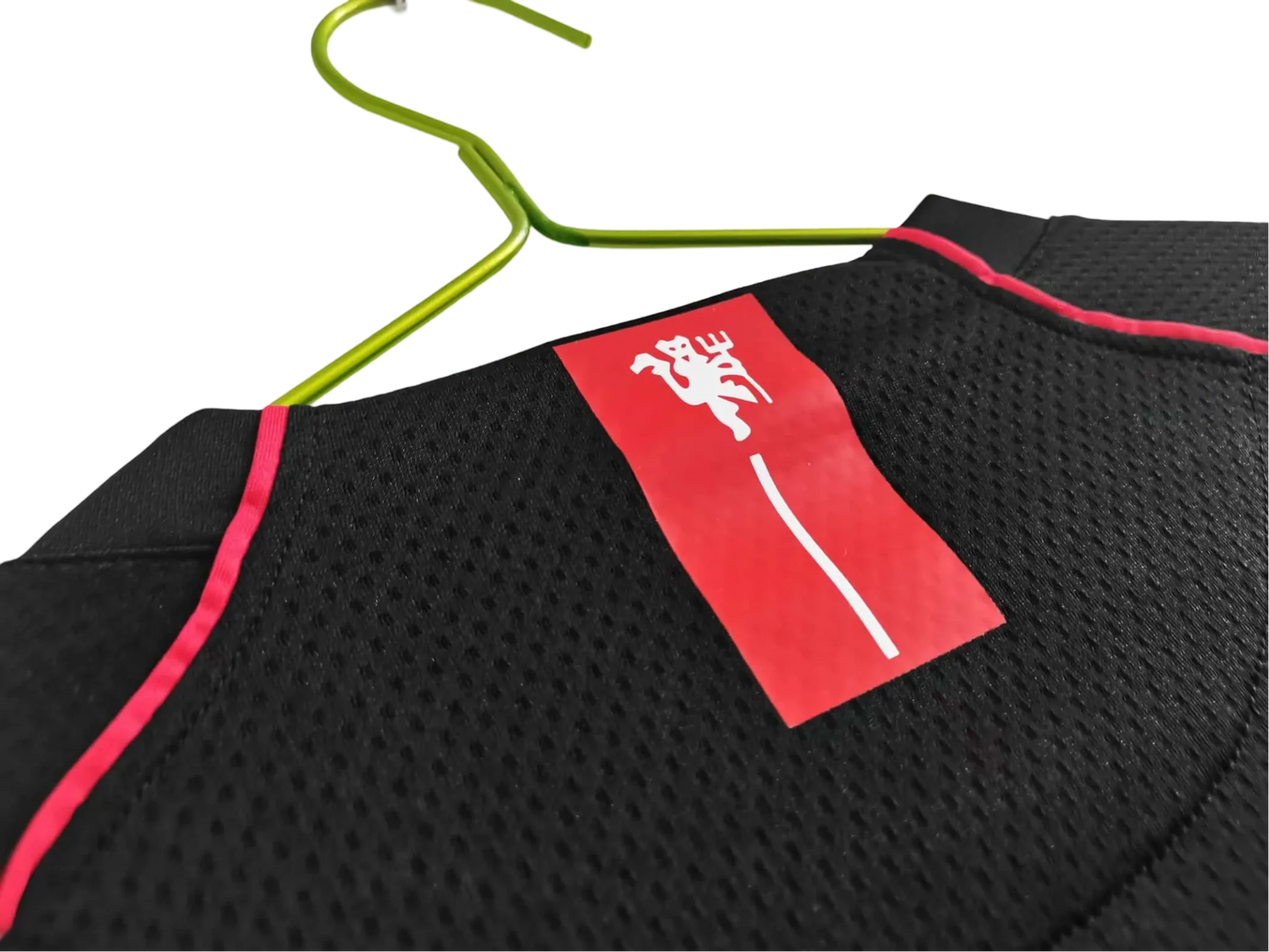https://cdn.shopify.com/s/files/1/0826/7228/8075/files/20072008-manchester-united-aig-black-away-retro-kit-long-sleeves-classickits433-384209.webp?v=1741197744