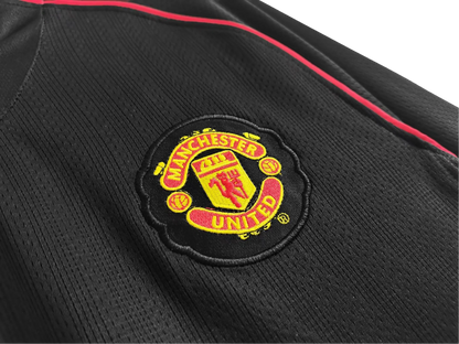 https://cdn.shopify.com/s/files/1/0826/7228/8075/files/20072008-manchester-united-aig-black-away-retro-kit-long-sleeves-classickits433-687375.webp?v=1741197745
