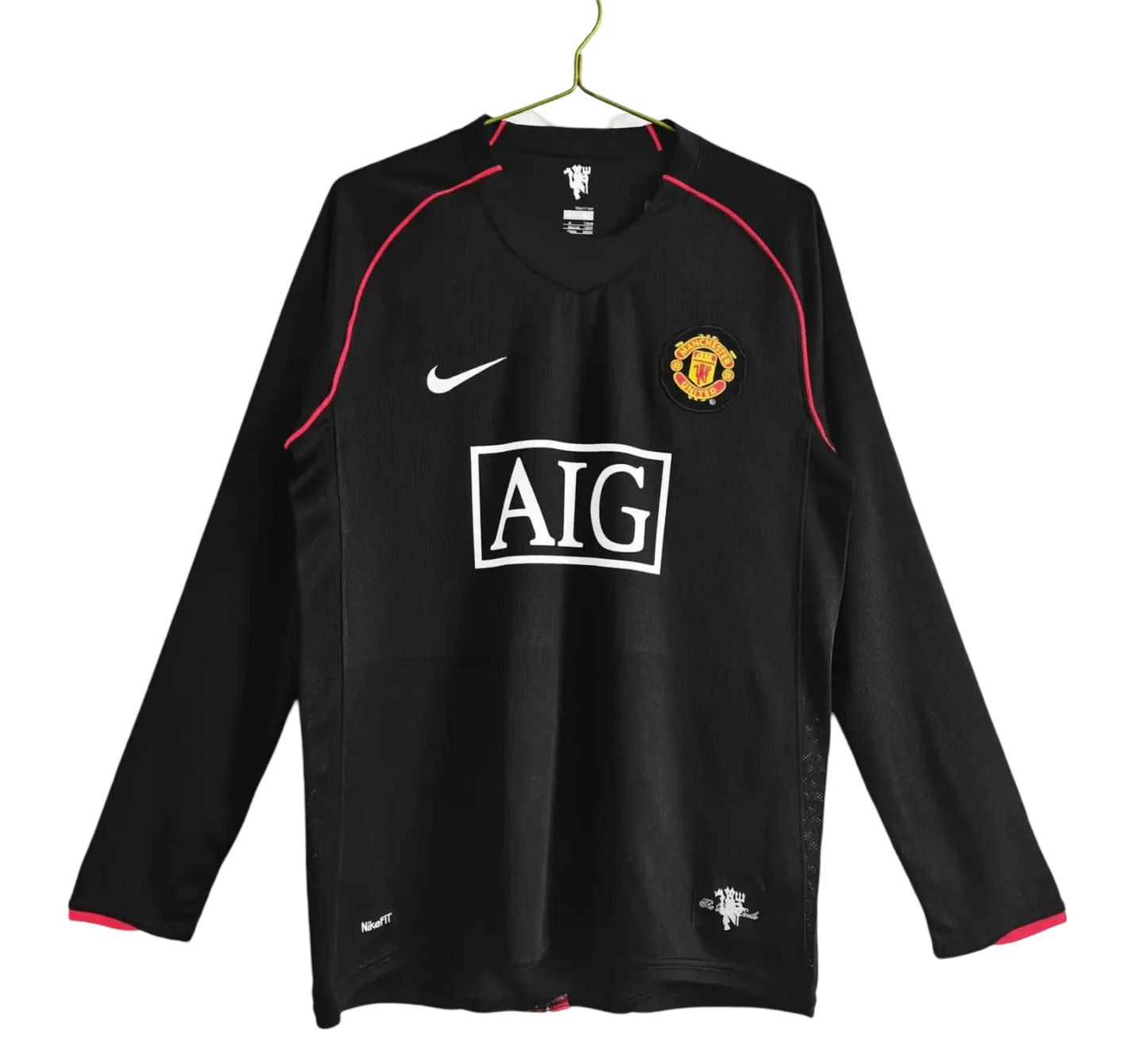 https://cdn.shopify.com/s/files/1/0826/7228/8075/files/20072008-manchester-united-aig-black-away-retro-kit-long-sleeves-classickits433-806125.webp?v=1741197743