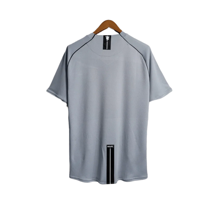 https://cdn.shopify.com/s/files/1/0826/7228/8075/files/20072008-manchester-united-aig-home-gray-goalkeeper-retro-kit-classickits433-321900.webp?v=1741197550