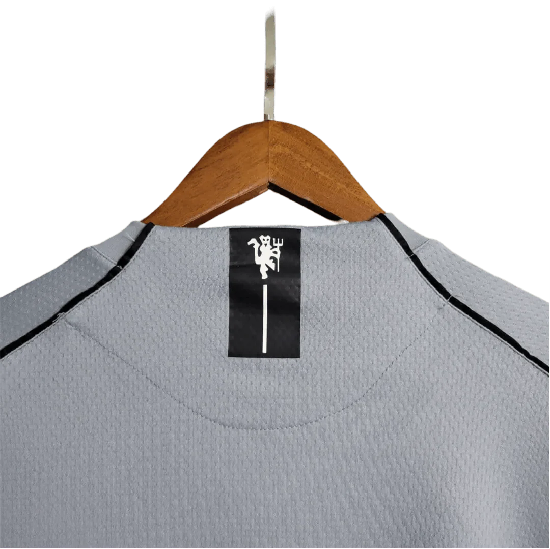https://cdn.shopify.com/s/files/1/0826/7228/8075/files/20072008-manchester-united-aig-home-gray-goalkeeper-retro-kit-classickits433-406717.webp?v=1741197550