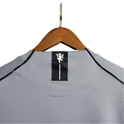 https://cdn.shopify.com/s/files/1/0826/7228/8075/files/20072008-manchester-united-aig-home-gray-goalkeeper-retro-kit-classickits433-406717.webp?v=1741197550