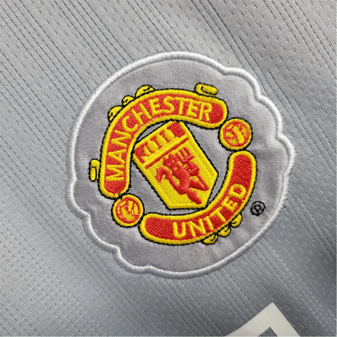 https://cdn.shopify.com/s/files/1/0826/7228/8075/files/20072008-manchester-united-aig-home-gray-goalkeeper-retro-kit-classickits433-537664.webp?v=1741197549