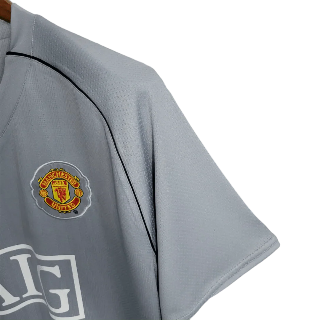 https://cdn.shopify.com/s/files/1/0826/7228/8075/files/20072008-manchester-united-aig-home-gray-goalkeeper-retro-kit-classickits433-660862.webp?v=1741197549