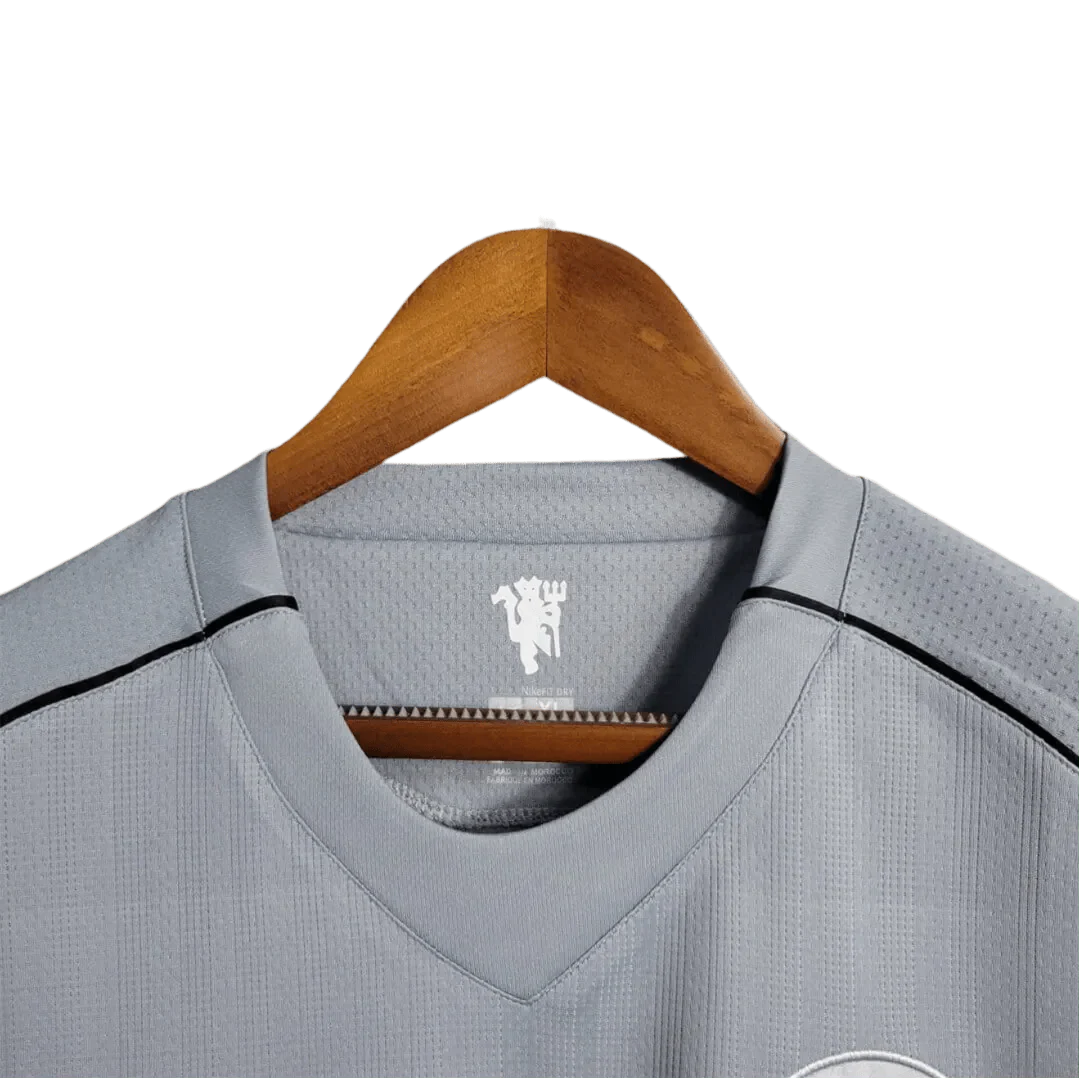 https://cdn.shopify.com/s/files/1/0826/7228/8075/files/20072008-manchester-united-aig-home-gray-goalkeeper-retro-kit-classickits433-914513.webp?v=1741197548