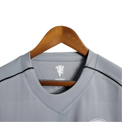 https://cdn.shopify.com/s/files/1/0826/7228/8075/files/20072008-manchester-united-aig-home-gray-goalkeeper-retro-kit-classickits433-914513.webp?v=1741197548