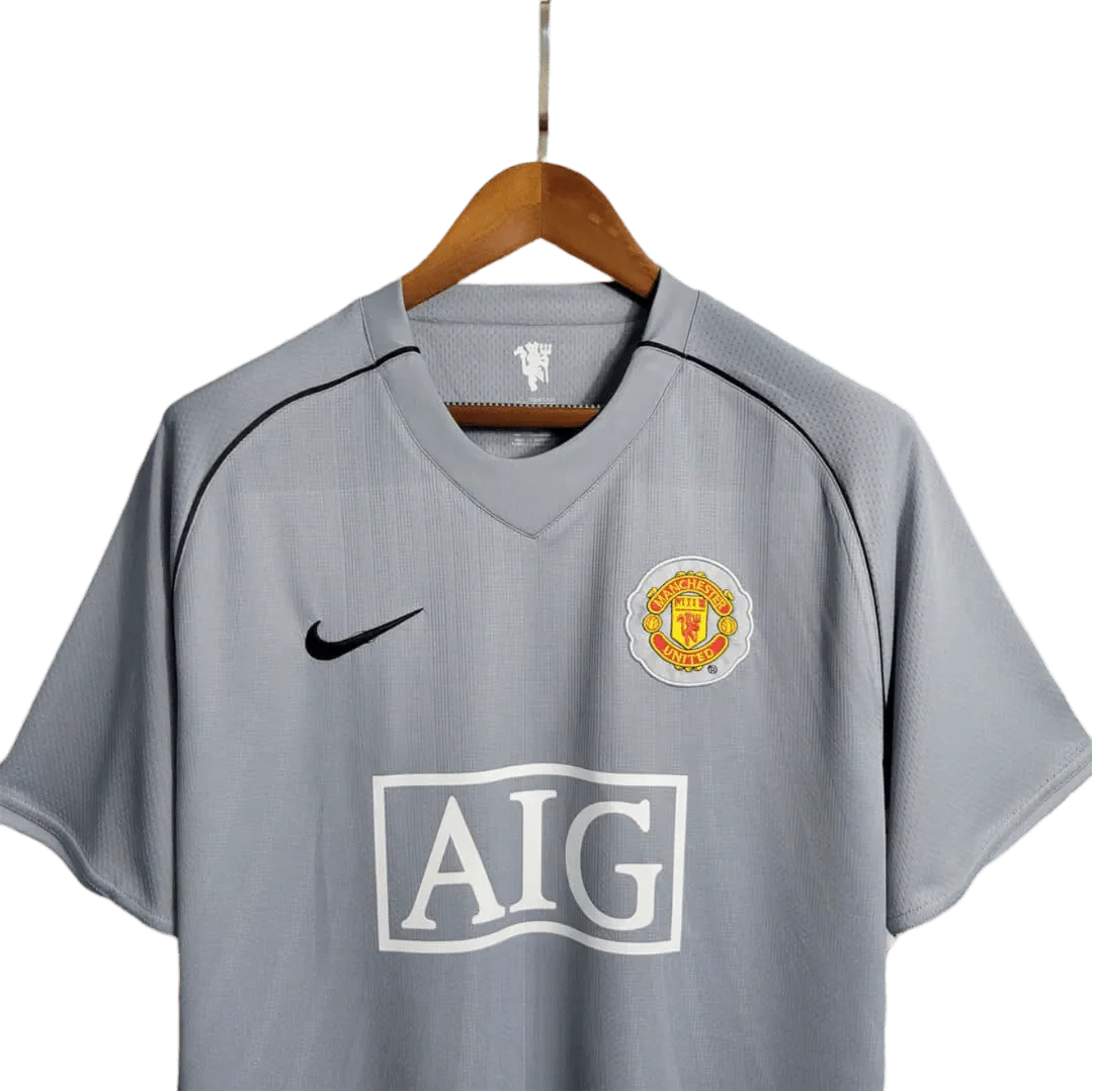 https://cdn.shopify.com/s/files/1/0826/7228/8075/files/20072008-manchester-united-aig-home-gray-goalkeeper-retro-kit-classickits433-955830.webp?v=1741197549