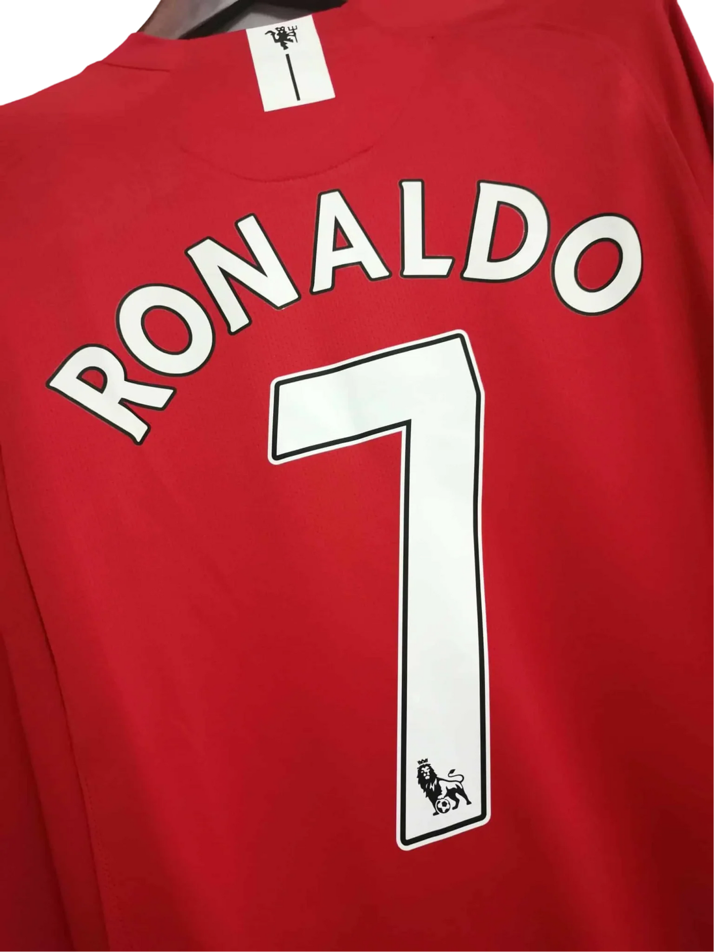 https://cdn.shopify.com/s/files/1/0826/7228/8075/files/20072008-manchester-united-aig-home-retro-kit-long-sleeve-classickits433-431550.webp?v=1741197741