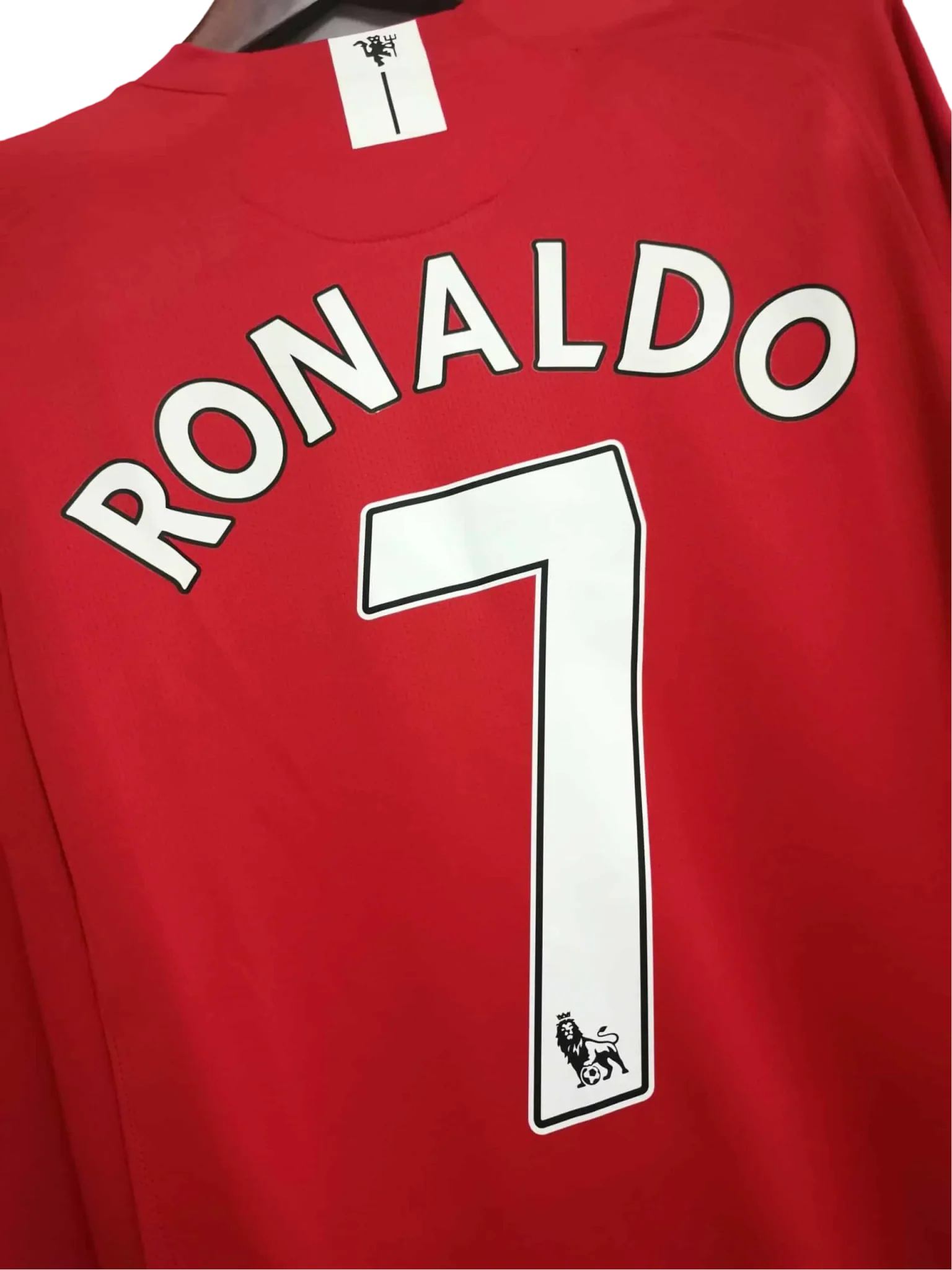 https://cdn.shopify.com/s/files/1/0826/7228/8075/files/20072008-manchester-united-aig-home-retro-kit-long-sleeve-classickits433-431550.webp?v=1741197741