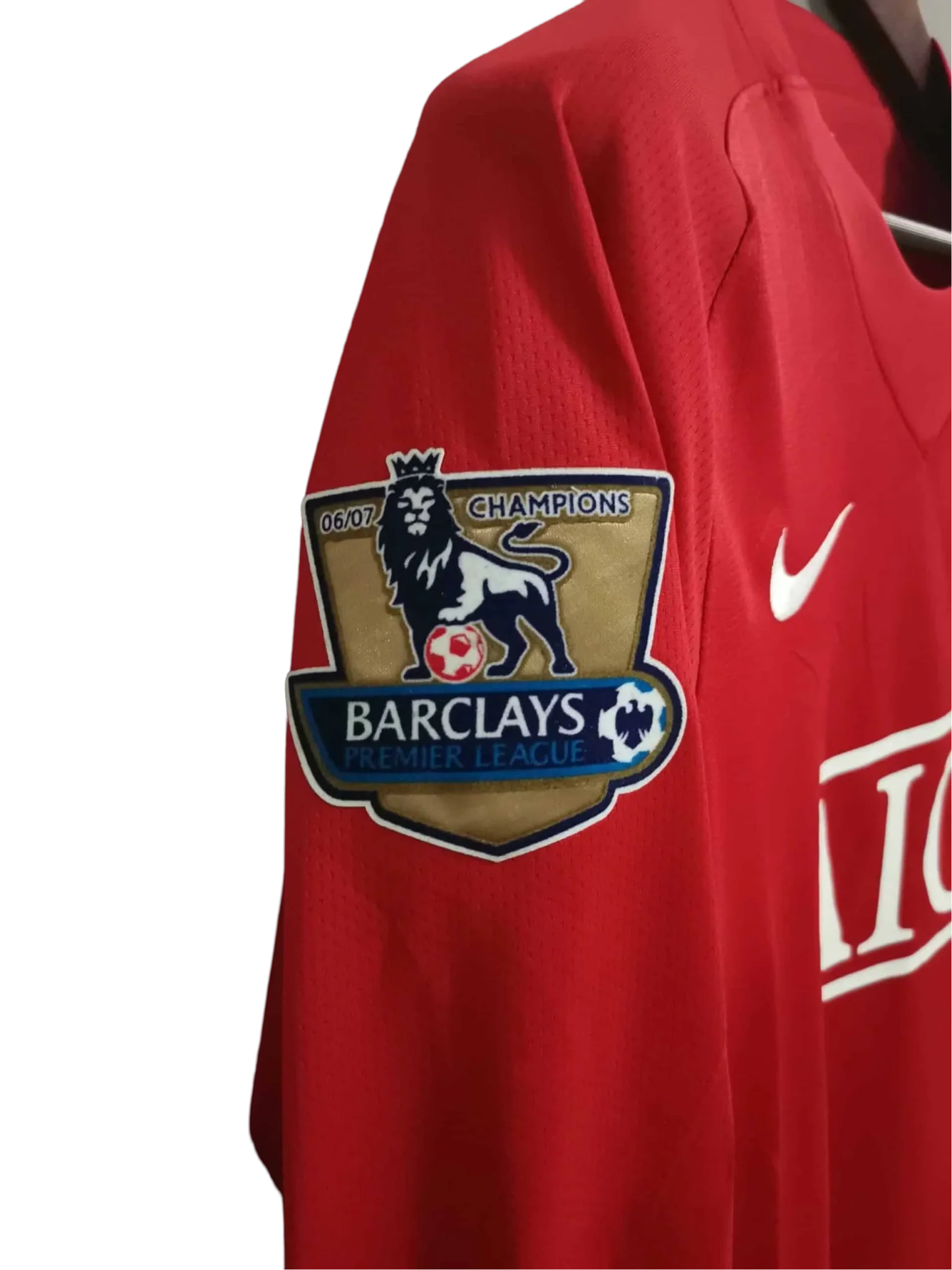 https://cdn.shopify.com/s/files/1/0826/7228/8075/files/20072008-manchester-united-aig-home-retro-kit-long-sleeve-classickits433-850470.webp?v=1741197743