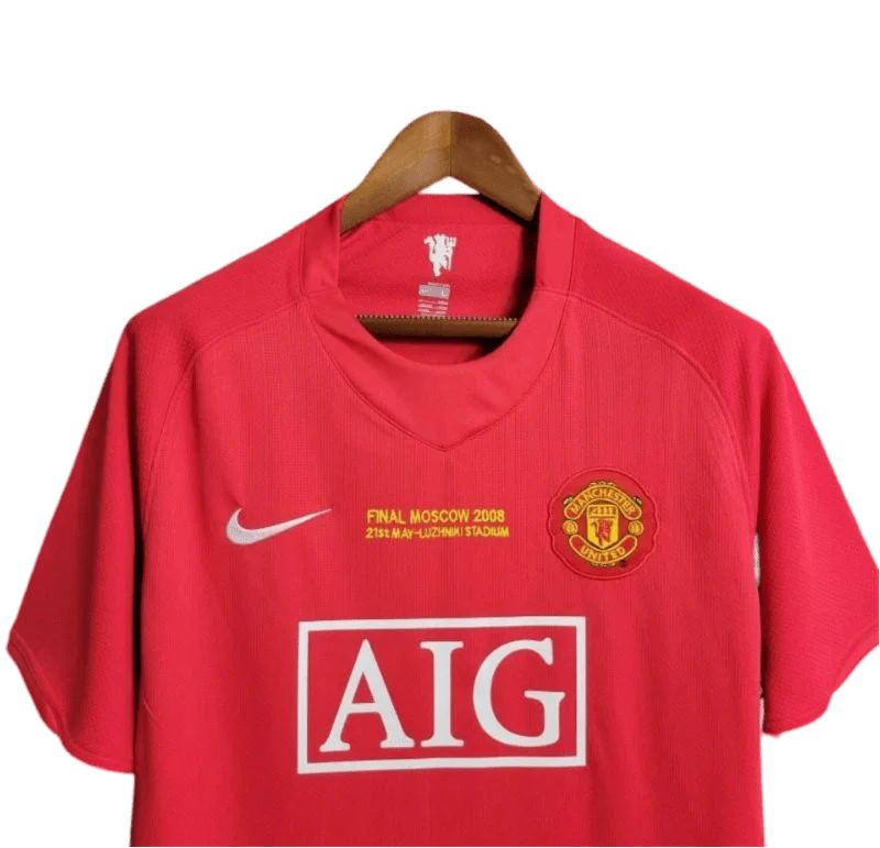 https://cdn.shopify.com/s/files/1/0826/7228/8075/files/20072008-manchester-united-aig-ucl-final-home-retro-kit-classickits433-145071.webp?v=1741199169
