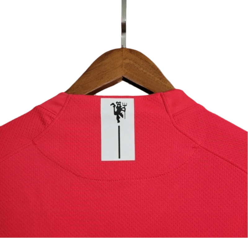 https://cdn.shopify.com/s/files/1/0826/7228/8075/files/20072008-manchester-united-aig-ucl-final-home-retro-kit-classickits433-288549.webp?v=1741199193