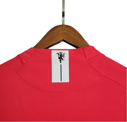https://cdn.shopify.com/s/files/1/0826/7228/8075/files/20072008-manchester-united-aig-ucl-final-home-retro-kit-classickits433-288549.webp?v=1741199193