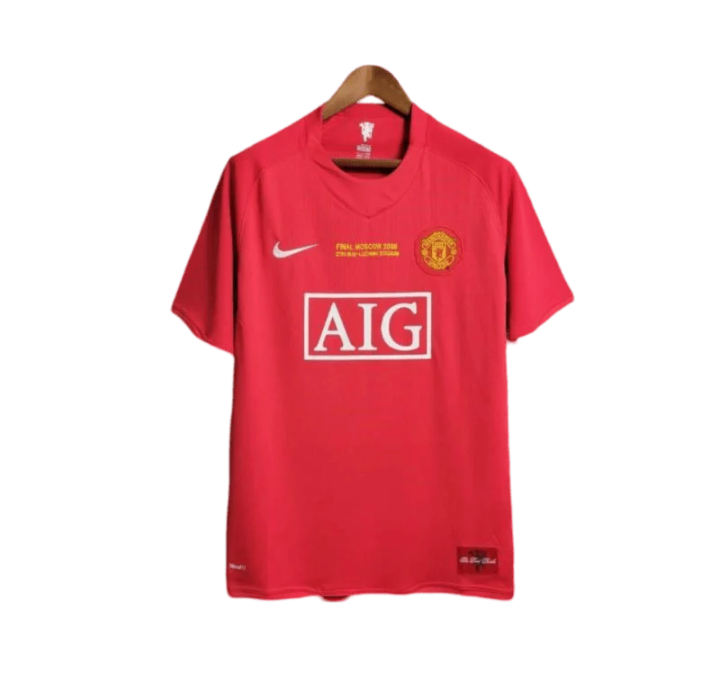 https://cdn.shopify.com/s/files/1/0826/7228/8075/files/20072008-manchester-united-aig-ucl-final-home-retro-kit-classickits433-527523.webp?v=1741199168