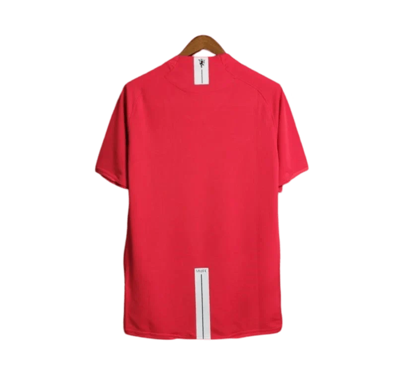https://cdn.shopify.com/s/files/1/0826/7228/8075/files/20072008-manchester-united-aig-ucl-final-home-retro-kit-classickits433-617221.webp?v=1741199168