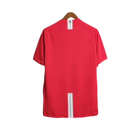 https://cdn.shopify.com/s/files/1/0826/7228/8075/files/20072008-manchester-united-aig-ucl-final-home-retro-kit-classickits433-617221.webp?v=1741199168