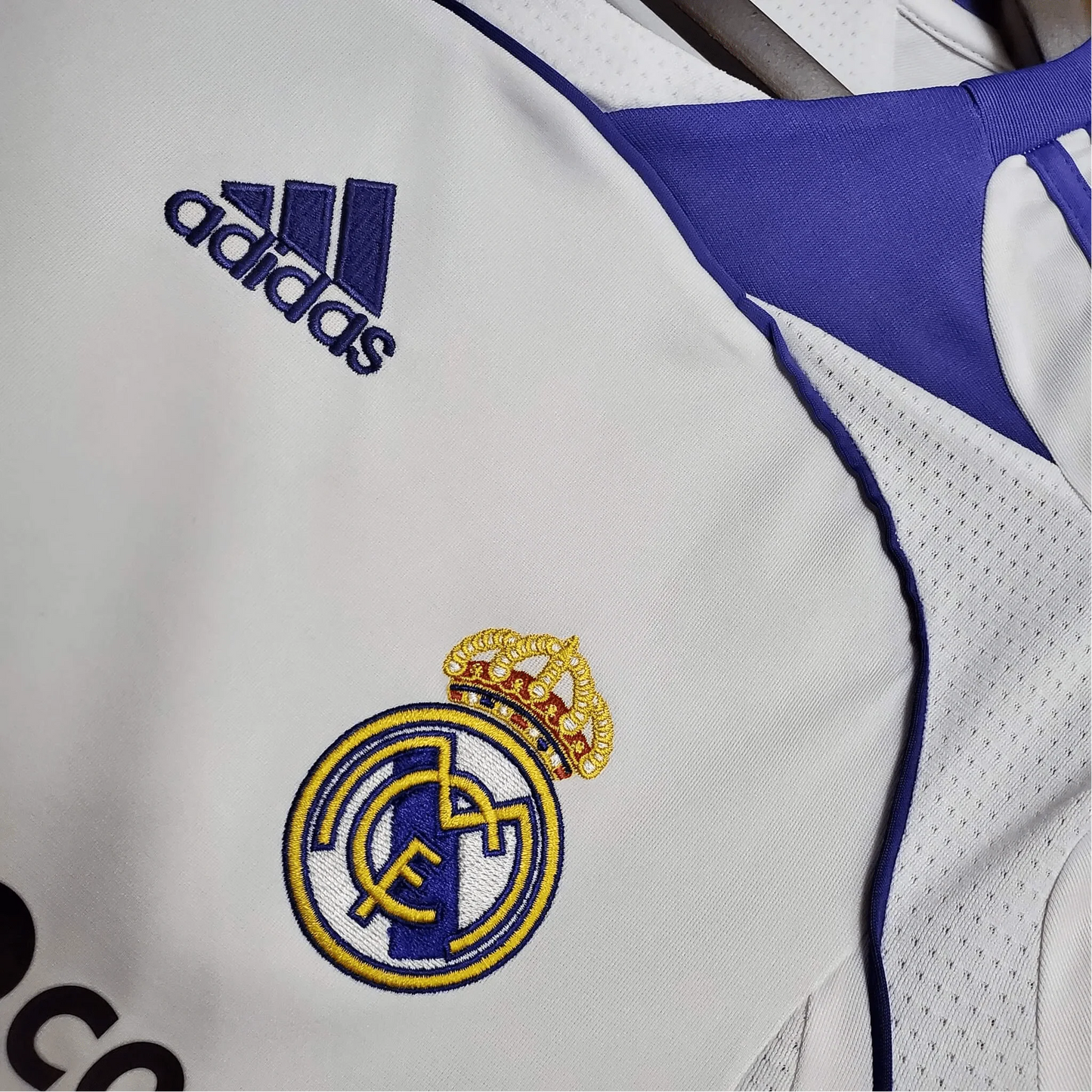 https://cdn.shopify.com/s/files/1/0826/7228/8075/files/20072008-real-madrid-bwin-home-retro-kit-194124.webp?v=1741197443