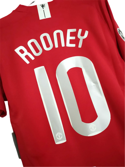 https://cdn.shopify.com/s/files/1/0826/7228/8075/files/20072009-manchester-united-aig-home-retro-kit-classickits433-369877.webp?v=1741197752
