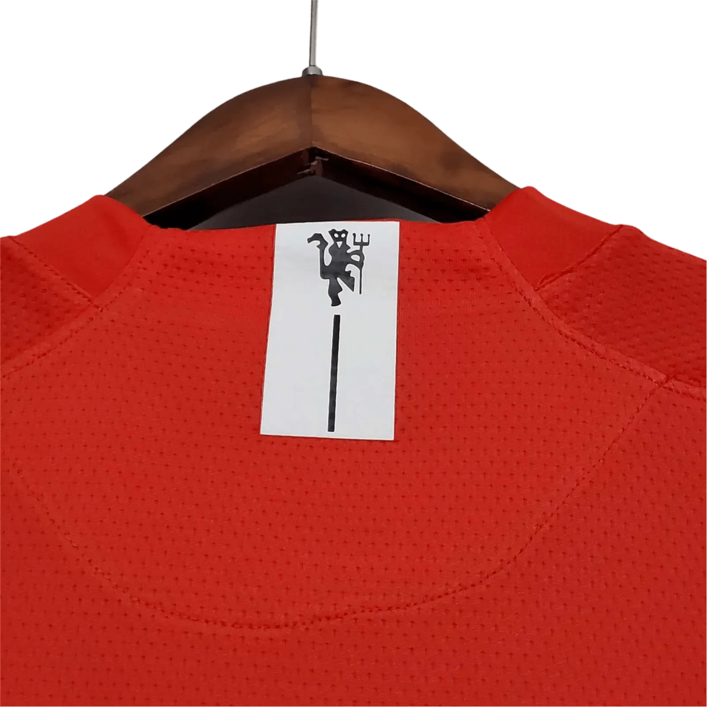 https://cdn.shopify.com/s/files/1/0826/7228/8075/files/20072009-manchester-united-aig-home-retro-kit-classickits433-665133.webp?v=1741197753