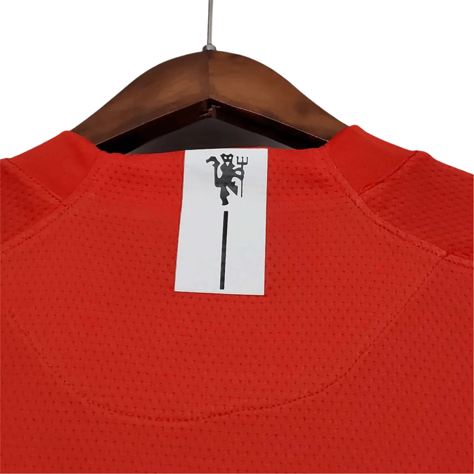 https://cdn.shopify.com/s/files/1/0826/7228/8075/files/20072009-manchester-united-aig-home-retro-kit-classickits433-665133.webp?v=1741197753