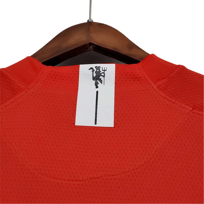 https://cdn.shopify.com/s/files/1/0826/7228/8075/files/20072009-manchester-united-aig-home-retro-kit-classickits433-665133.webp?v=1741197753