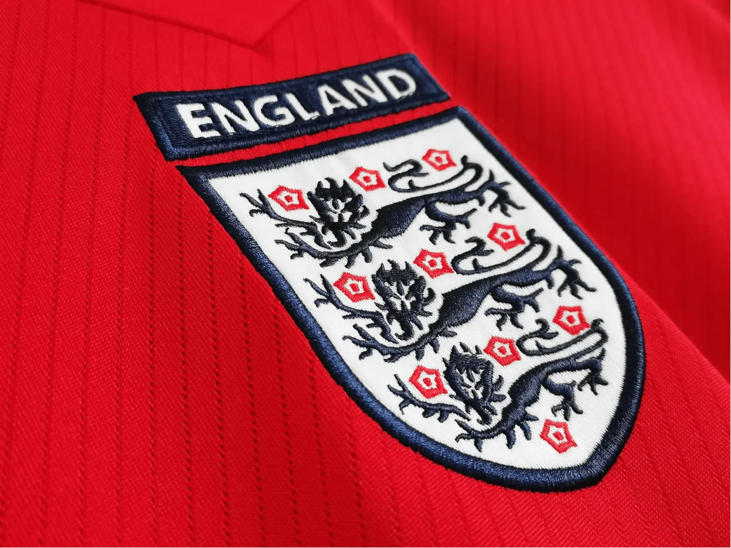 https://cdn.shopify.com/s/files/1/0826/7228/8075/files/2008-england-away-red-retro-kit-162688.webp?v=1741196953
