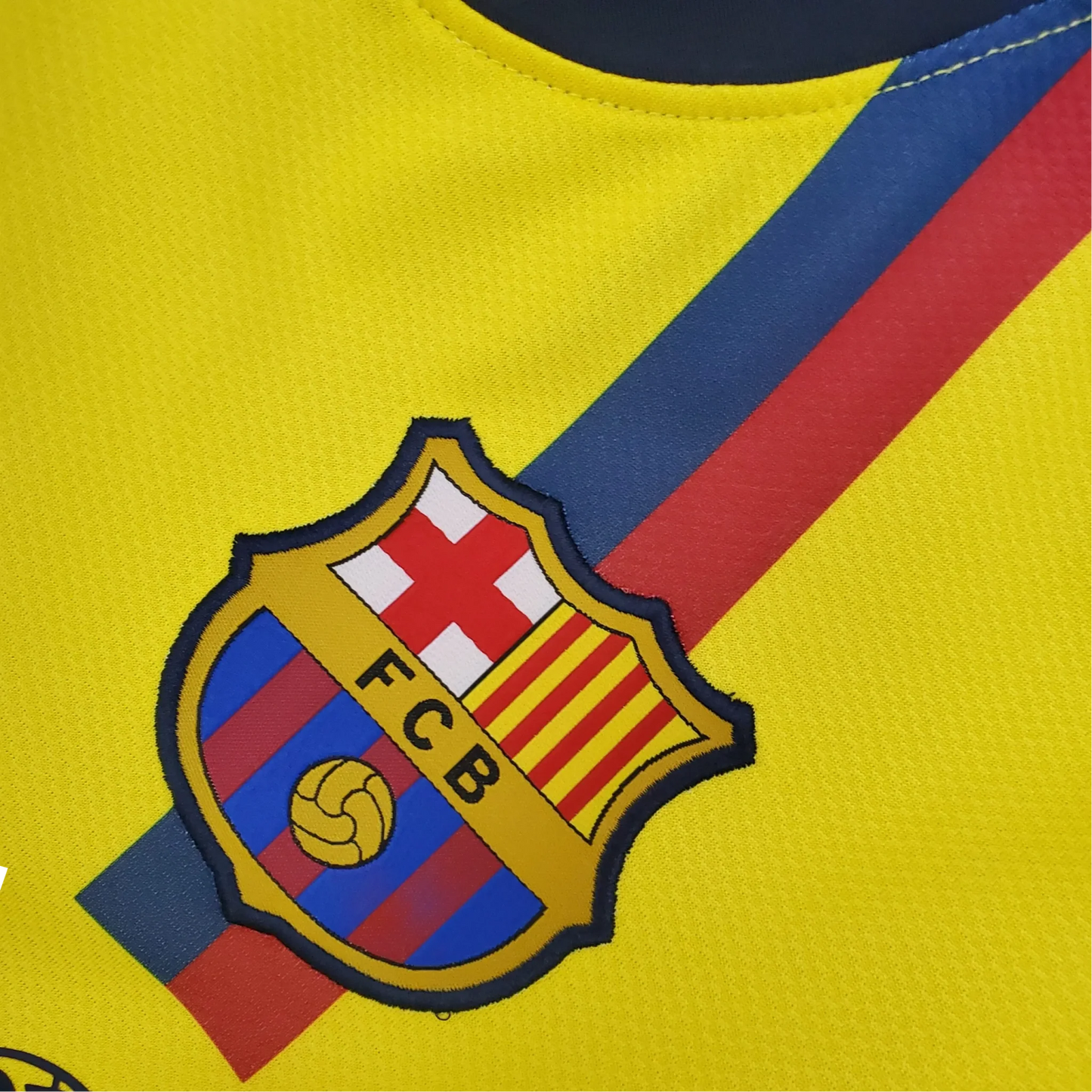 https://cdn.shopify.com/s/files/1/0826/7228/8075/files/20082009-fc-barcelona-unicef-away-retro-kit-classickits433-347844.webp?v=1741197545