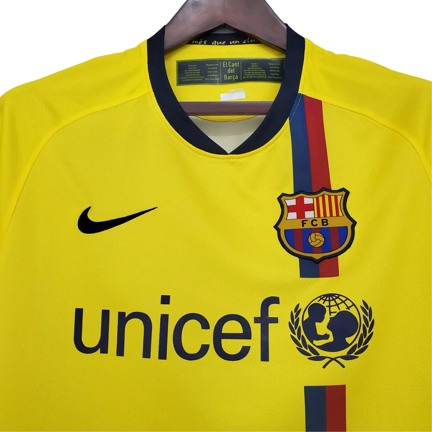 https://cdn.shopify.com/s/files/1/0826/7228/8075/files/20082009-fc-barcelona-unicef-away-retro-kit-classickits433-558319.webp?v=1741197544