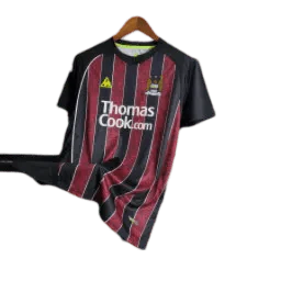 https://cdn.shopify.com/s/files/1/0826/7228/8075/files/20082009-manchester-city-thomas-cook-away-retro-kit-classickits433-932474.webp?v=1741198011