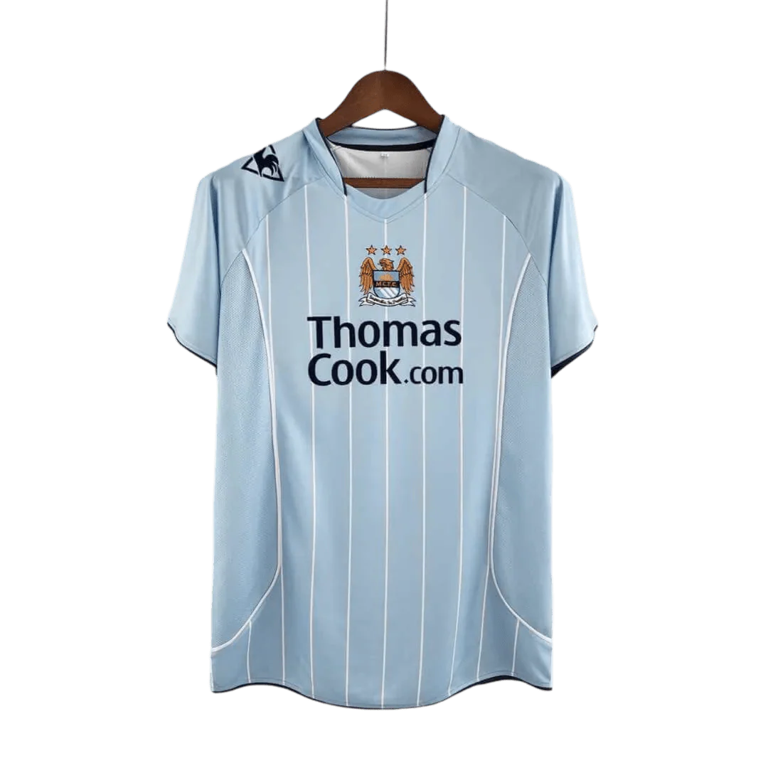 https://cdn.shopify.com/s/files/1/0826/7228/8075/files/20082009-manchester-city-thomas-cook-home-retro-kit-classickits433-181887.webp?v=1741198271