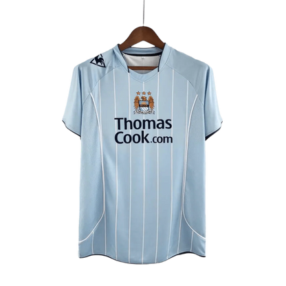 https://cdn.shopify.com/s/files/1/0826/7228/8075/files/20082009-manchester-city-thomas-cook-home-retro-kit-classickits433-181887.webp?v=1741198271