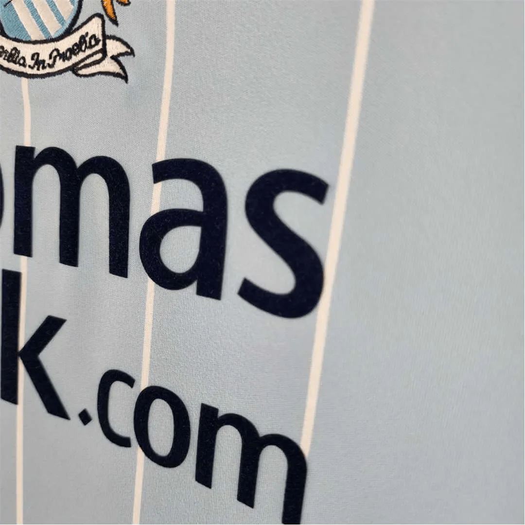 https://cdn.shopify.com/s/files/1/0826/7228/8075/files/20082009-manchester-city-thomas-cook-home-retro-kit-classickits433-205056.webp?v=1741198272