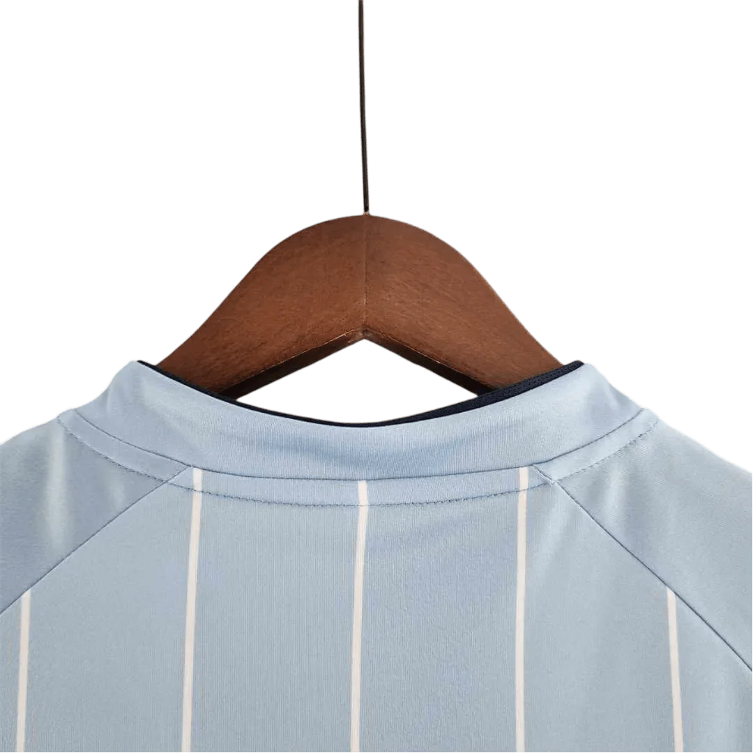 https://cdn.shopify.com/s/files/1/0826/7228/8075/files/20082009-manchester-city-thomas-cook-home-retro-kit-classickits433-223527.webp?v=1741198270
