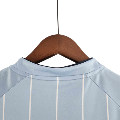 https://cdn.shopify.com/s/files/1/0826/7228/8075/files/20082009-manchester-city-thomas-cook-home-retro-kit-classickits433-223527.webp?v=1741198270