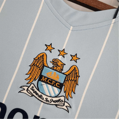https://cdn.shopify.com/s/files/1/0826/7228/8075/files/20082009-manchester-city-thomas-cook-home-retro-kit-classickits433-370415.webp?v=1741198271
