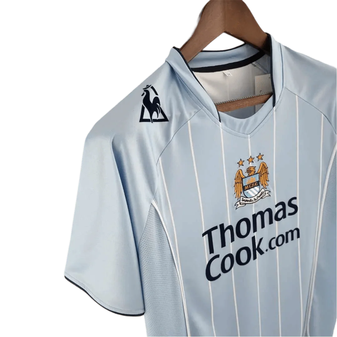 https://cdn.shopify.com/s/files/1/0826/7228/8075/files/20082009-manchester-city-thomas-cook-home-retro-kit-classickits433-682326.webp?v=1741198271