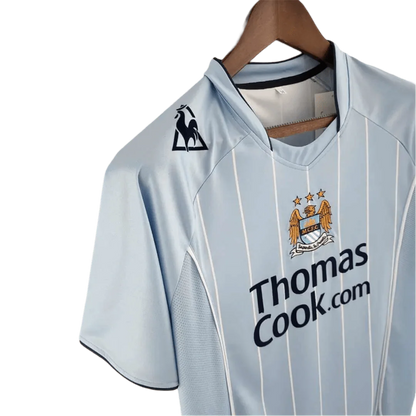 https://cdn.shopify.com/s/files/1/0826/7228/8075/files/20082009-manchester-city-thomas-cook-home-retro-kit-classickits433-682326.webp?v=1741198271