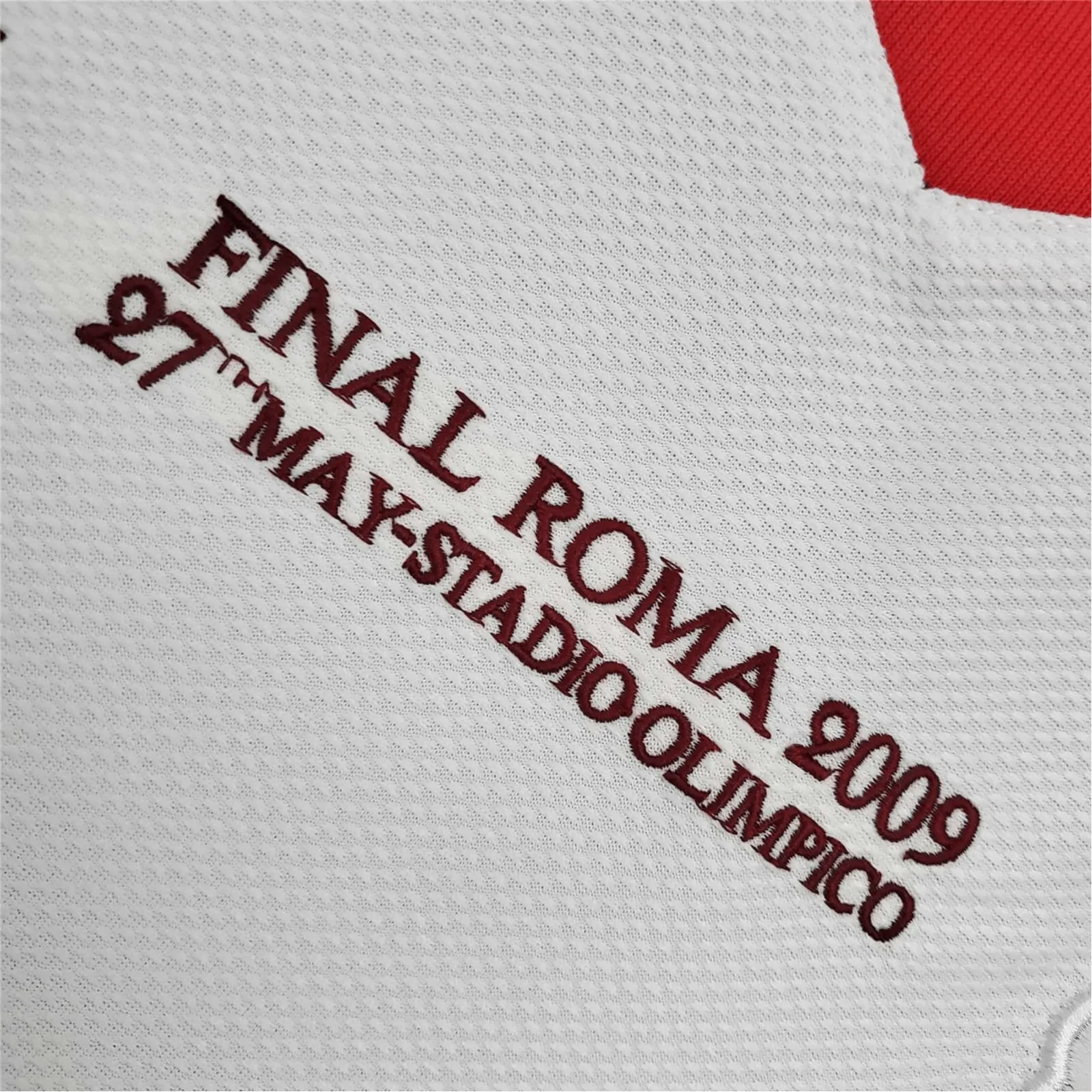 https://cdn.shopify.com/s/files/1/0826/7228/8075/files/20082009-manchester-united-aig-away-white-cl-retro-kit-classickits433-158055.webp?v=1741197750