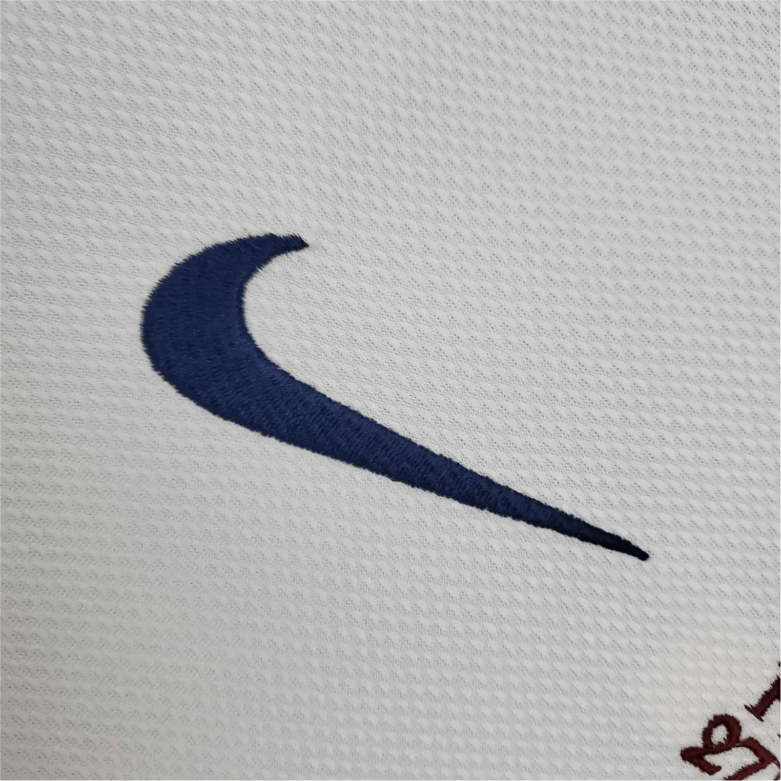 https://cdn.shopify.com/s/files/1/0826/7228/8075/files/20082009-manchester-united-aig-away-white-cl-retro-kit-classickits433-459555.webp?v=1741197750