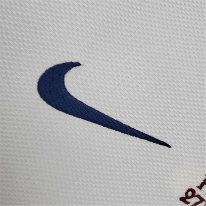 https://cdn.shopify.com/s/files/1/0826/7228/8075/files/20082009-manchester-united-aig-away-white-cl-retro-kit-classickits433-459555.webp?v=1741197750