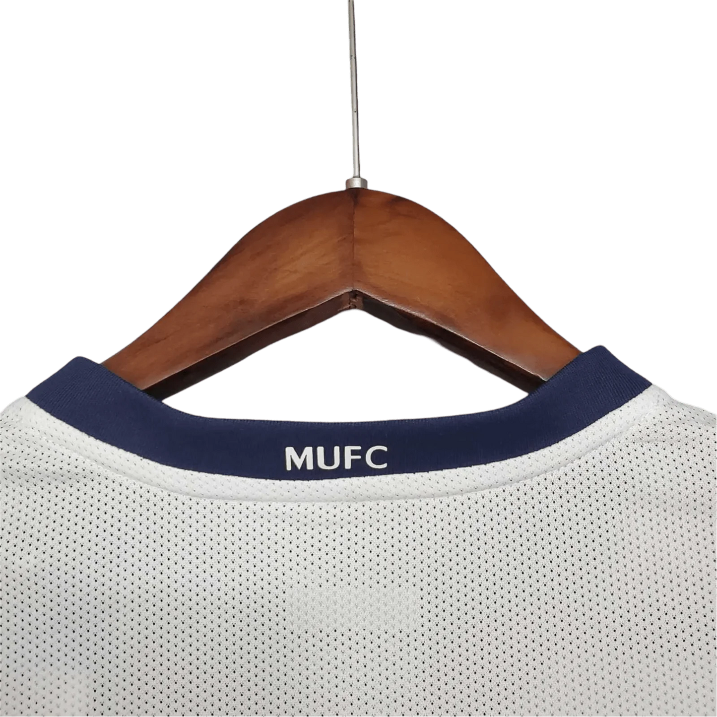 https://cdn.shopify.com/s/files/1/0826/7228/8075/files/20082009-manchester-united-aig-away-white-cl-retro-kit-classickits433-828558.webp?v=1741197749