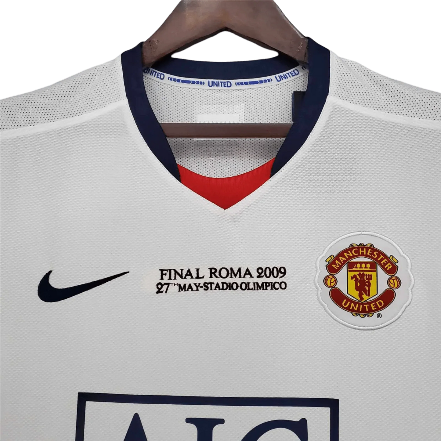 https://cdn.shopify.com/s/files/1/0826/7228/8075/files/20082009-manchester-united-aig-away-white-cl-retro-kit-classickits433-858215.webp?v=1741197748