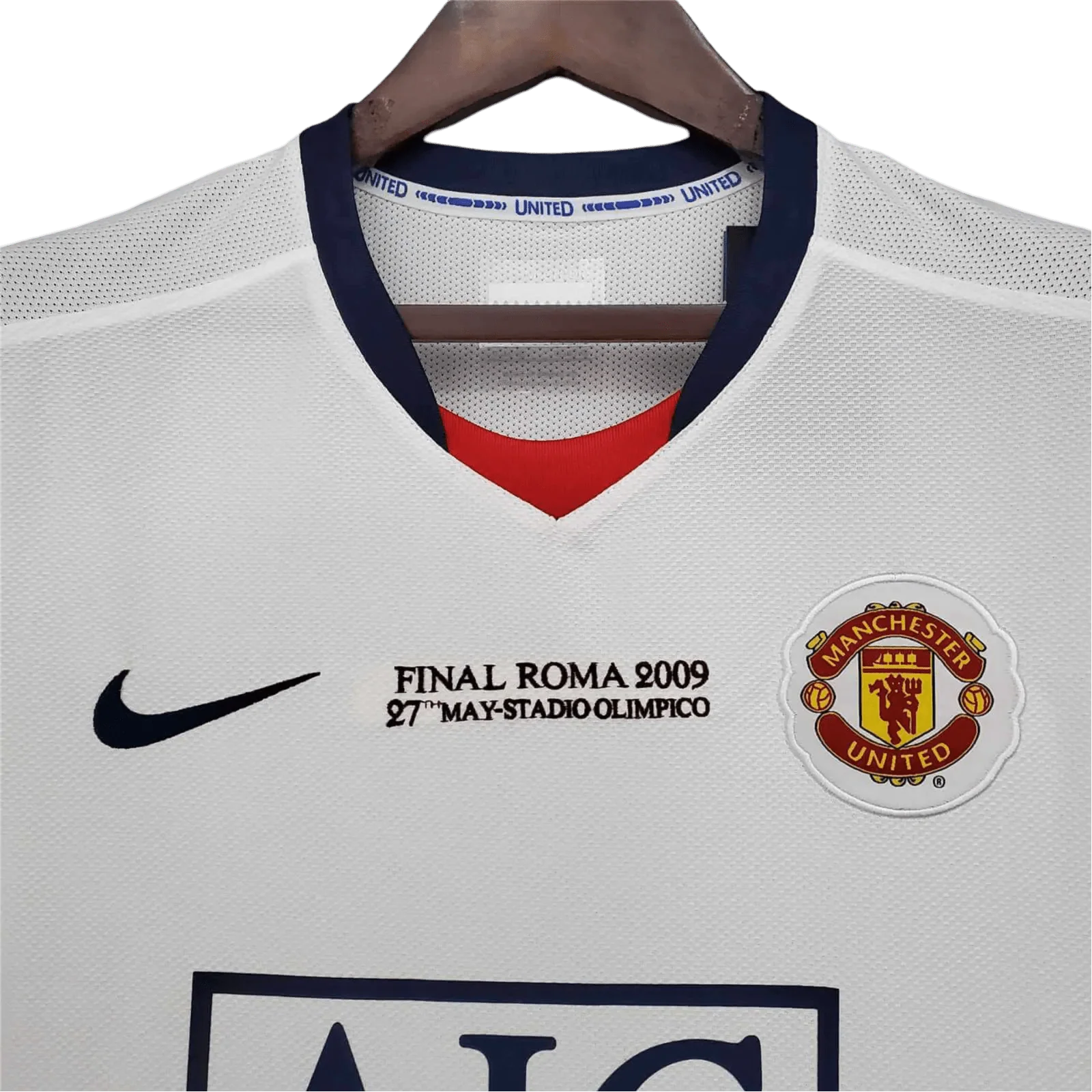 https://cdn.shopify.com/s/files/1/0826/7228/8075/files/20082009-manchester-united-aig-away-white-cl-retro-kit-classickits433-858215.webp?v=1741197748