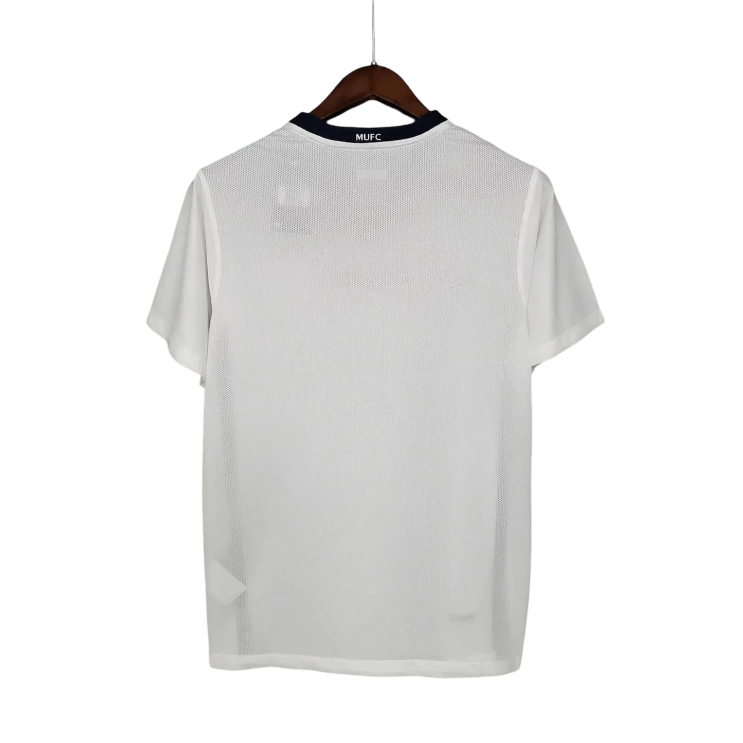 https://cdn.shopify.com/s/files/1/0826/7228/8075/files/20082009-manchester-united-aig-away-white-cl-retro-kit-classickits433-877592.webp?v=1741197749