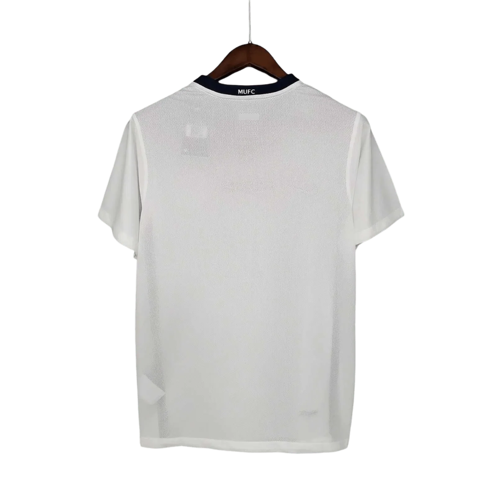 https://cdn.shopify.com/s/files/1/0826/7228/8075/files/20082009-manchester-united-aig-away-white-cl-retro-kit-classickits433-877592.webp?v=1741197749