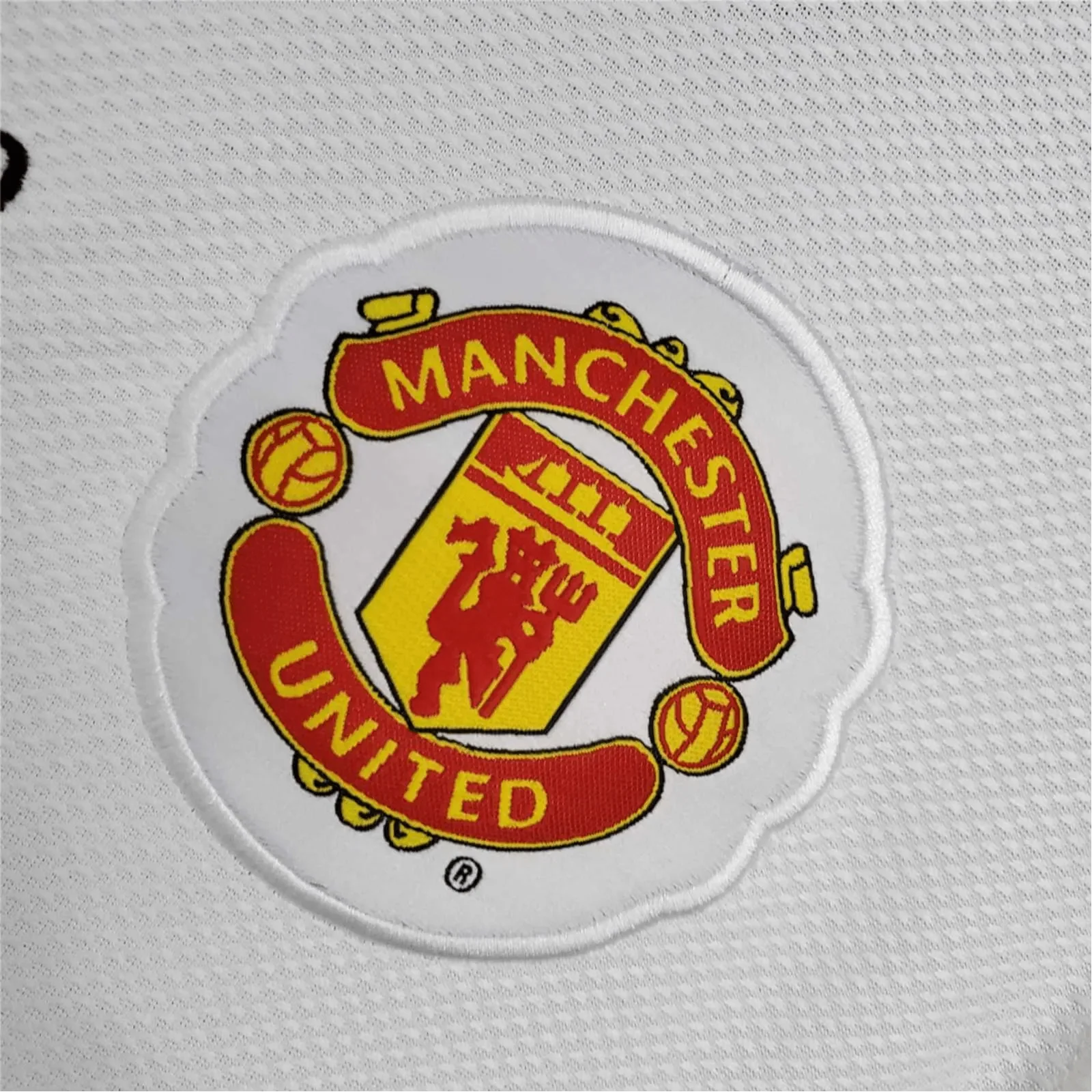 https://cdn.shopify.com/s/files/1/0826/7228/8075/files/20082009-manchester-united-aig-away-white-cl-retro-kit-classickits433-925376.webp?v=1741197749