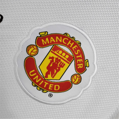 https://cdn.shopify.com/s/files/1/0826/7228/8075/files/20082009-manchester-united-aig-away-white-cl-retro-kit-classickits433-925376.webp?v=1741197749